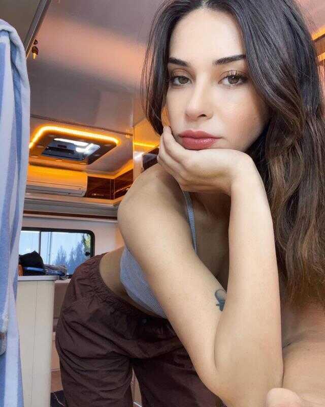 Güzel oyuncu Devrim Özkan, kaza geçiren babası için dua istedi