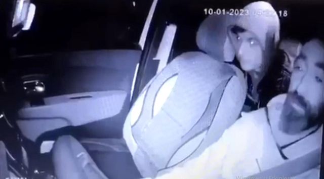 Müşteri gibi bindiği takside sürücüye kaldırım taşı ile saldırdı! Dehşet anları araç kamerasında Müşteri gibi bindiği takside sürücüye kaldırım taşı ile saldırdı! Dehşet anları araç kamerasında
