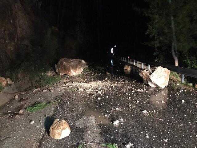 2 gündür etkili olan fırtına ve yağmur Antalya'da hayatı felç etti! Camlar patladı, yollar göle döndü, uçak seferleri aksıyor