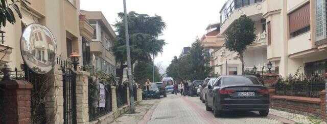 Burhan Çaçan'ın ölüm haberini alan hayranları evinin önüne akın ediyor