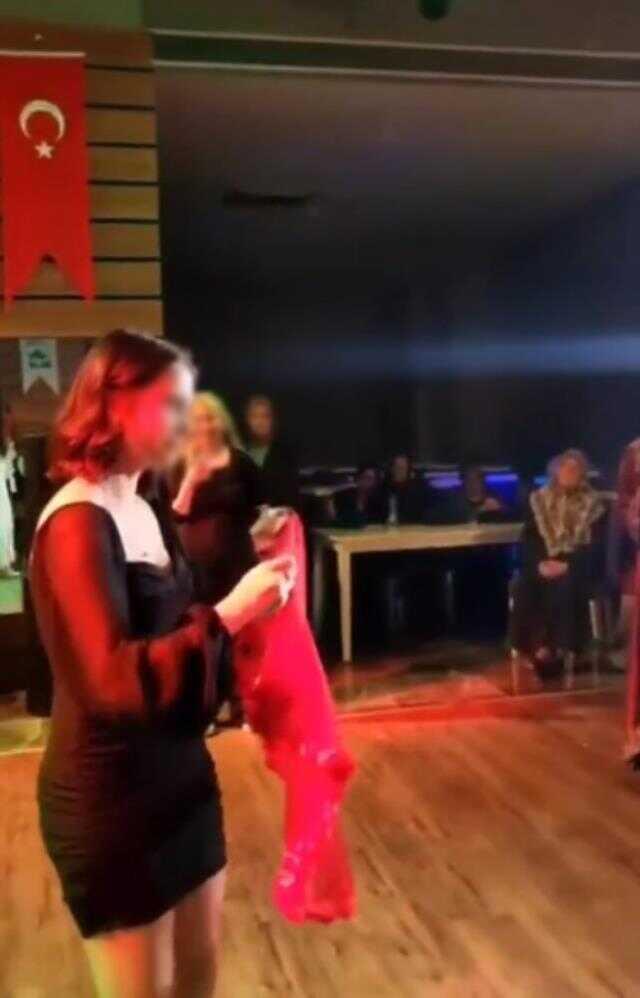 Düğünlerde yeni gelenek! Arkadaşına 'Duvak dansı' yapan genç kadın sosyal medyaya damga vurdu
