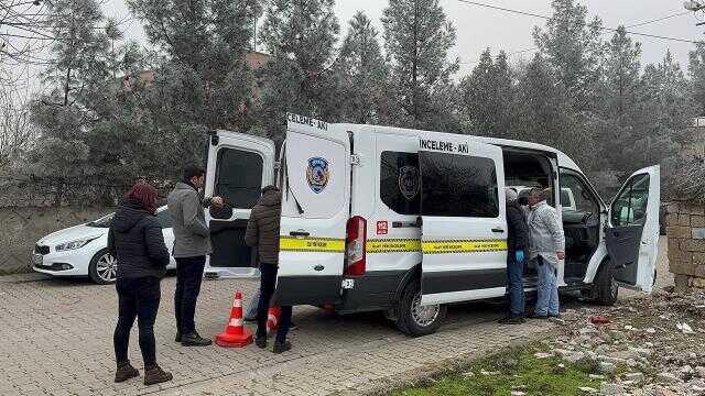 Gözü dönen adam eski eşine okulun önünde kurşun yağdırdı: 1 ölü, 2 yaralı Gözü dönen adam eski eşine okulun önünde kurşun yağdırdı: 1 ölü, 2 yaralı