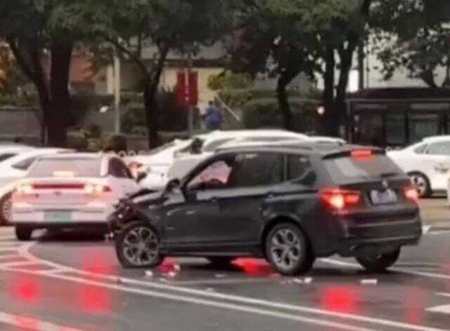 Çin'de araç yayaların arasına daldı: 5 ölü, 13 yaralı Çin'de araç yayaların arasına daldı: 5 ölü, 13 yaralı