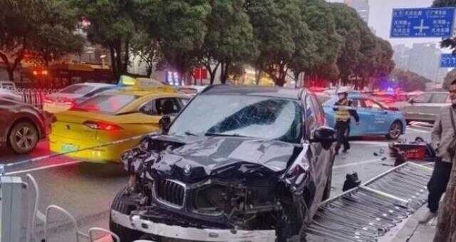 Çin'de araç yayaların arasına daldı: 5 ölü, 13 yaralı Çin'de araç yayaların arasına daldı: 5 ölü, 13 yaralı