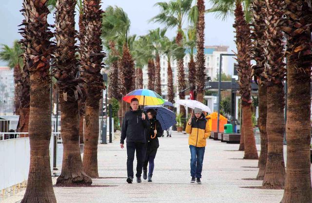 Antalya'nın dünyaca ünlü sahilinin rengi değişti, kumsaldakiler turist değil defineci