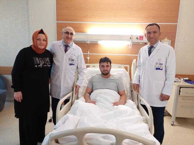 Kırık dişini önemsemeyen genç adam hızla yayılan dil kanserine yakalandı