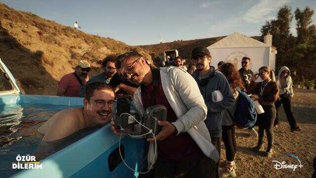 Merakla beklenen 'Özür Dilerim' filminin setinden ilk kareler paylaşıldı