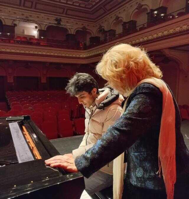 Piyano çalarak herkesin gönlüne taht kuran kuryeye dünyaca ünlü isimden destek! Hayalleri gerçek oldu Piyano çalarak herkesin gönlüne taht kuran kuryeye dünyaca ünlü isimden destek! Hayalleri gerçek oldu