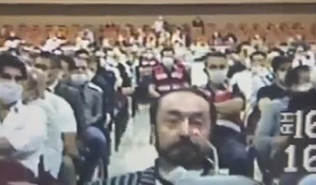 Adnan Oktar'a mahkemede cinsel saldırılarını parmakla yaptığı iddiası açıkça soruldu Adnan Oktar'a mahkemede cinsel saldırılarını parmakla yaptığı iddiası açıkça soruldu