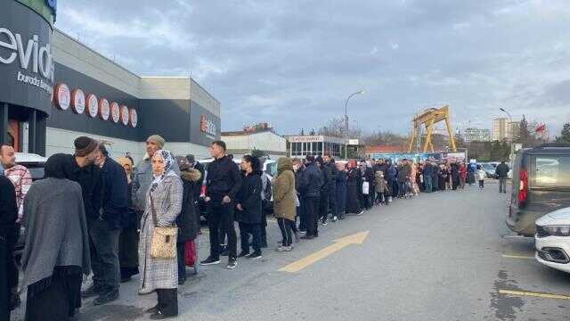 Market açılışında 'indirim' izdihamı