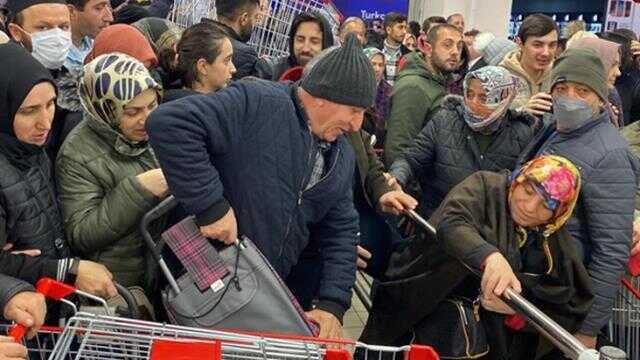 Market açılışında 'indirim' izdihamı