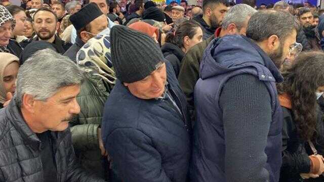 Market açılışında 'indirim' izdihamı