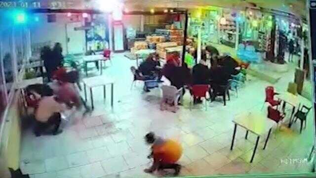 Şanlıurfa'da hastanede polisle gazetecinin yaralandığı kavga güvenlik kamerasında Şanlıurfa'da hastanede polisle gazetecinin yaralandığı kavga güvenlik kamerasında
