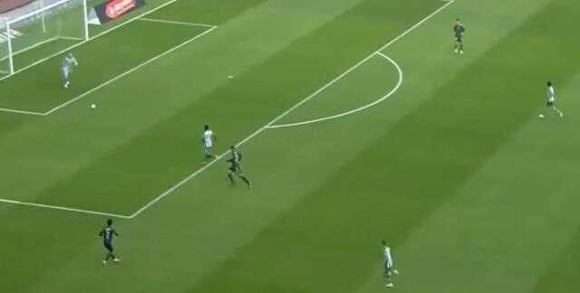 Sen ne yaptın Mert! Kendi kalesine attığı gol ile Beşiktaş maçının önüne geçti