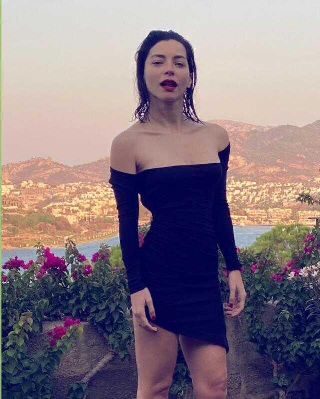 Amacı dikkat çekmekse, başardı! Merve Boluğur ayna karşısında eşofmanını indirip poz verdi