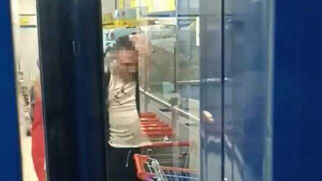 Esenyurt'ta market çalışanı ile müşteri kavga etti, ortalık savaş alanına döndü
