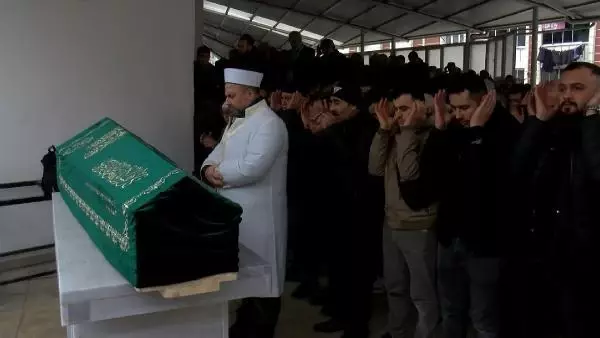 Kahvehanede oturan husumetlisini vurmaya gitti başkasını öldürüp kaçtı Kahvehanede oturan husumetlisini vurmaya gitti başkasını öldürüp kaçtı