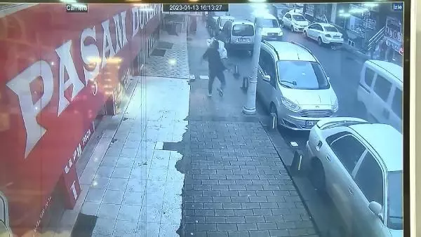 Kahvehanede oturan husumetlisini vurmaya gitti başkasını öldürüp kaçtı Kahvehanede oturan husumetlisini vurmaya gitti başkasını öldürüp kaçtı