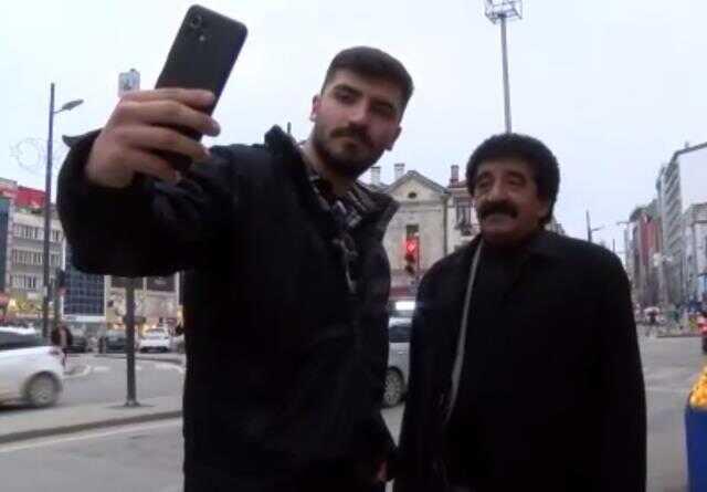 Yolda gören telefona sarılıp yanına koşuyor! İşte Sivaslı Müslüm Gürses Yolda gören telefona sarılıp yanına koşuyor! İşte Sivaslı Müslüm Gürses