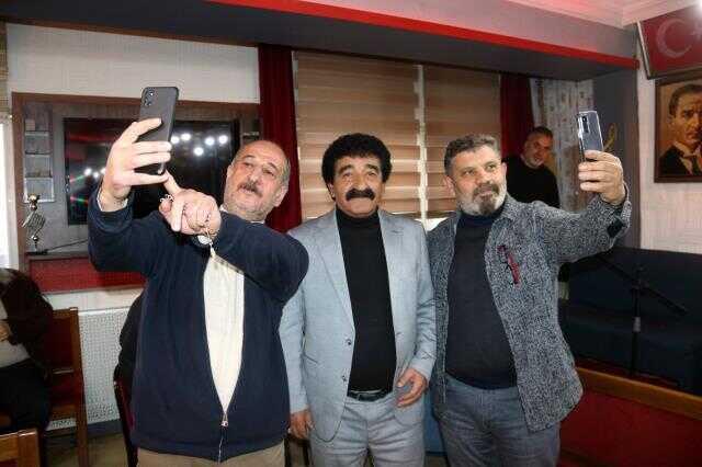 Yolda gören telefona sarılıp yanına koşuyor! İşte Sivaslı Müslüm Gürses Yolda gören telefona sarılıp yanına koşuyor! İşte Sivaslı Müslüm Gürses