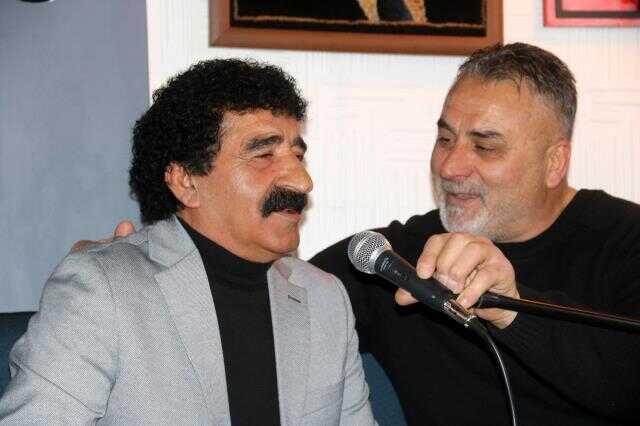 Yolda gören telefona sarılıp yanına koşuyor! İşte Sivaslı Müslüm Gürses Yolda gören telefona sarılıp yanına koşuyor! İşte Sivaslı Müslüm Gürses