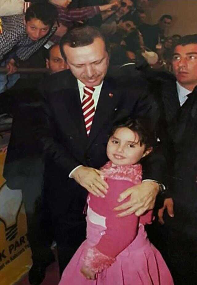 21 yıl önceki fotoğrafı gören Cumhurbaşkanı Erdoğan'ın tepkisi salonu gülme krizine soktu: E bu hiç benzemiyor