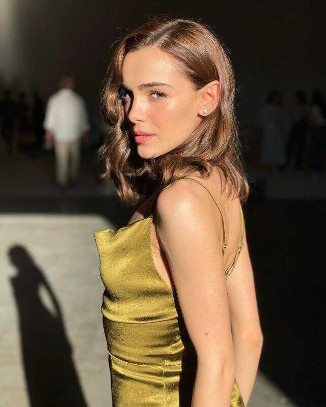 Bileklerini keserek intihar girişiminde bulunduğu söylenen Hafsanur Sancaktutan, kollarını göstererek poz verdi