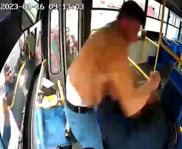 Halk otobüsünde dehşet anları: Öfkeli yolcu şoförü defalarca böyle yumrukladı
