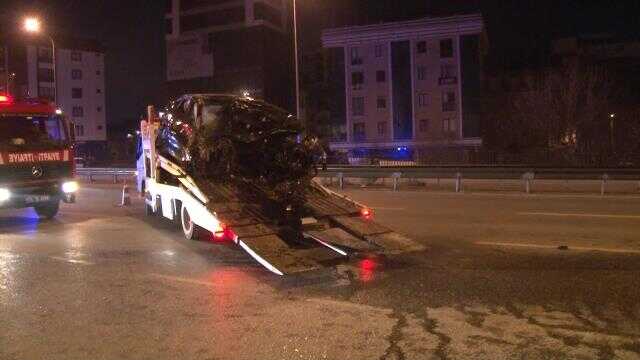 Kontrolden çıkıp takla atan aracın motoru yola fırladı! 3 kişi yaralandı