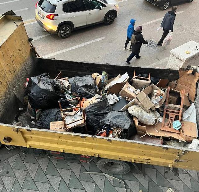 Mahkeme kararıyla boşaltılan apartman dairesinden 40 ton çöp çıktı