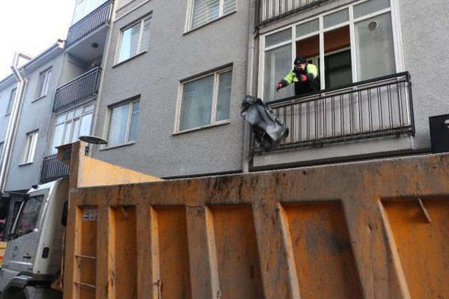 Mahkeme kararıyla boşaltılan apartman dairesinden 40 ton çöp çıktı