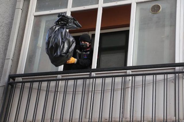 Mahkeme kararıyla boşaltılan apartman dairesinden 40 ton çöp çıktı