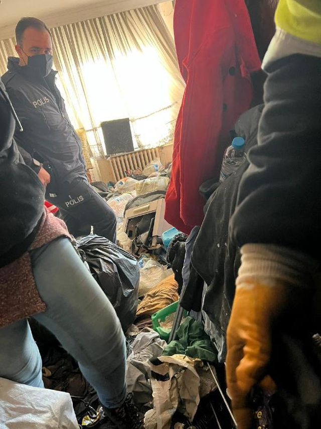 Mahkeme kararıyla boşaltılan apartman dairesinden 40 ton çöp çıktı