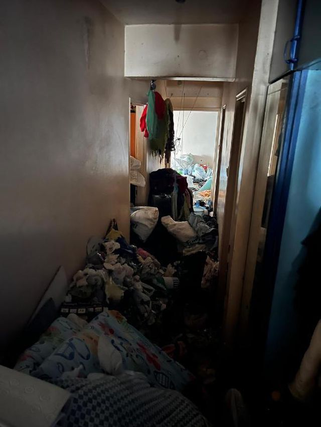 Mahkeme kararıyla boşaltılan apartman dairesinden 40 ton çöp çıktı