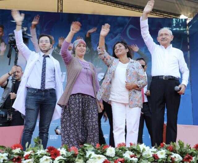 CHP'nin Balıkesir mitinginde konuşan pazarcı kadın ve eşi AK Parti'ye üye oldu