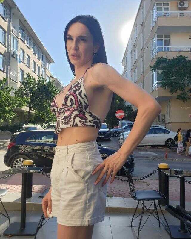 Cinsiyet değiştiren ünlü oyuncu Meli Bendeli'den çarpıcı iddia: Etekle gördükleri için Şahmaran'daki rolüm alındı Cinsiyet değiştiren ünlü oyuncu Meli Bendeli'den çarpıcı iddia: Etekle gördükleri için Şahmaran'daki rolüm alındı