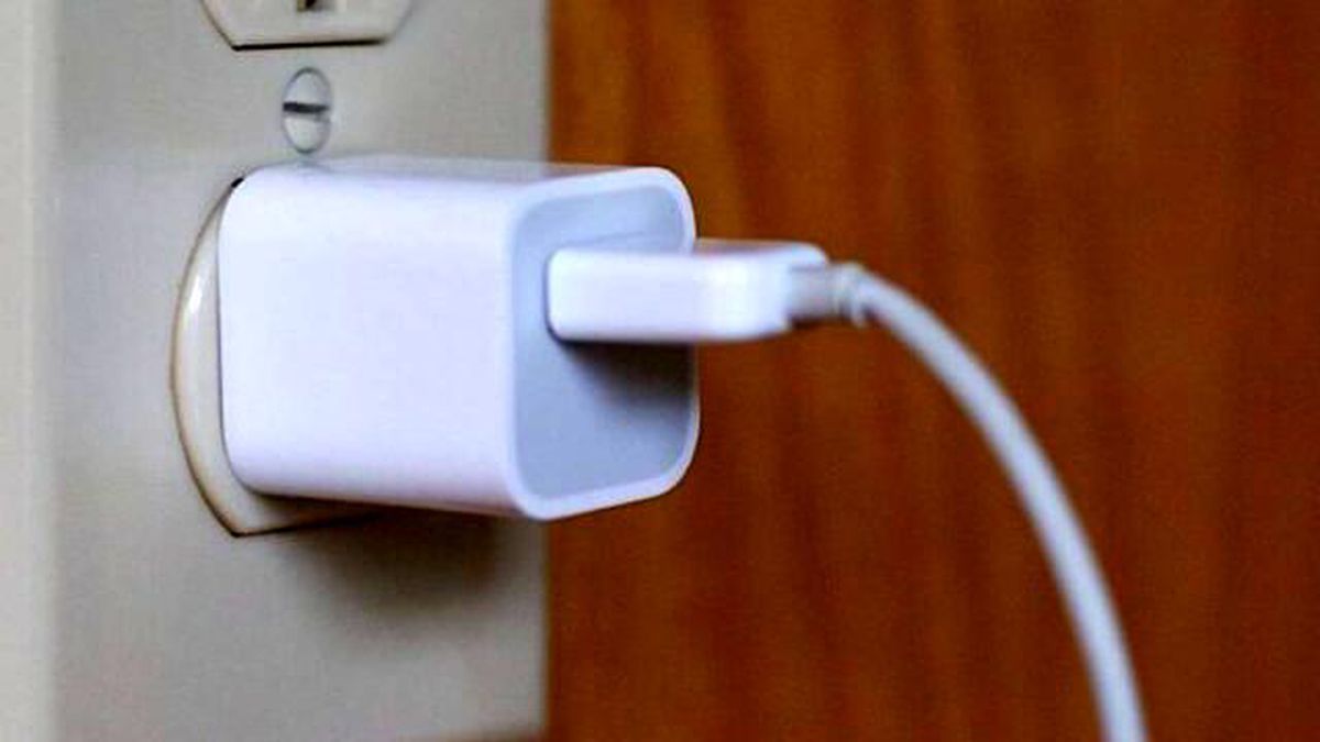 Prizde şarj aleti bırakmak elektrik tüketir mi? İşte prizde kalan şarj aletinin size aylık maliyeti