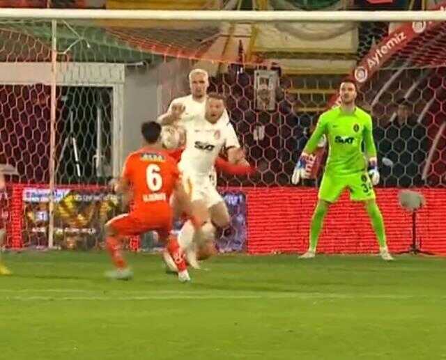Yer yerinden oynadı!! Alanyaspor-Galatasaray maçında verilmeyen penaltıyla kıyamet koptu