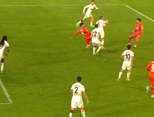 Yer yerinden oynadı!! Alanyaspor-Galatasaray maçında verilmeyen penaltıyla kıyamet koptu