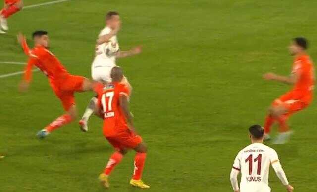 Yer yerinden oynadı!! Alanyaspor-Galatasaray maçında verilmeyen penaltıyla kıyamet koptu