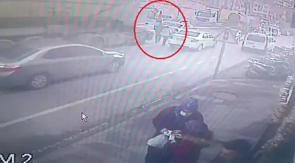 EŞİYLE EL ELE TUTUŞUP YOLUN KARŞISINA GEÇERKEN HAFRİYAT KAMYONUNUN ALTINDA KALIP ÖLDÜ EŞİYLE EL ELE TUTUŞUP YOLUN KARŞISINA GEÇERKEN HAFRİYAT KAMYONUNUN ALTINDA KALIP ÖLDÜ