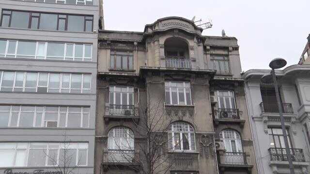 İstanbul'da tarihi pasajda intihar girişimi: Canlı yayın için adeta yarıştılar İstanbul'da tarihi pasajda intihar girişimi: Canlı yayın için adeta yarıştılar