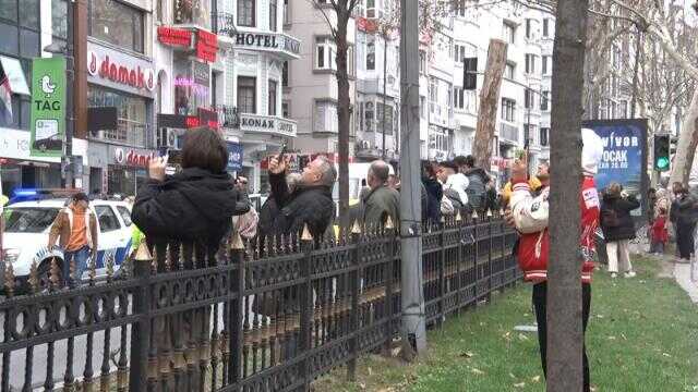 İstanbul'da tarihi pasajda intihar girişimi: Canlı yayın için adeta yarıştılar İstanbul'da tarihi pasajda intihar girişimi: Canlı yayın için adeta yarıştılar