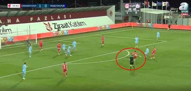 Trabzonspor maçında akıllara durgunluk veren olay! Auta giden top, kendi kendine oyun alanına geri döndü