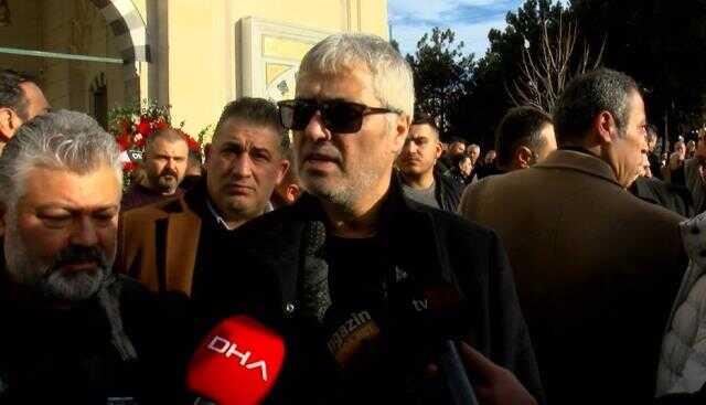 Elif Karlı'nın eşi Cengiz Karlı gözyaşları içinde son yolculuğuna uğurlandı Elif Karlı'nın eşi Cengiz Karlı gözyaşları içinde son yolculuğuna uğurlandı