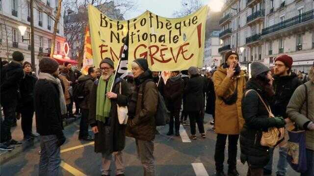 Fransa'da emeklilik yaşının yükseltilmesine karşı binlerce kişi sokağa çıktı