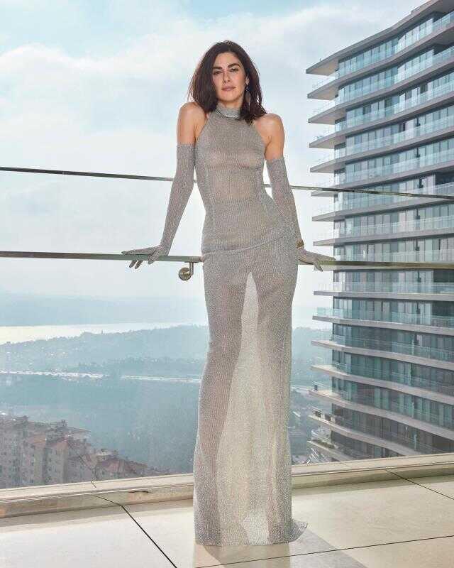 Nesrin Cavadzade transparan elbisesiyle poz verdi, takipçileri yorum yağdırdı