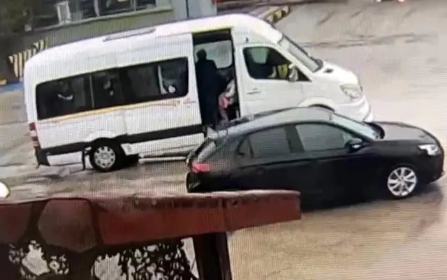 Cadde ortasında akıl almaz olay! Görüntü sonrası servis şoförünün işine son verildi Cadde ortasında akıl almaz olay! Görüntü sonrası servis şoförünün işine son verildi