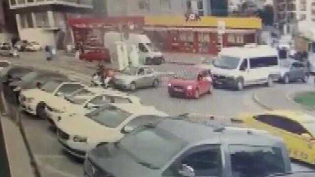 Ataşehir'de trafikte dehşet, otomobiliyle çarptığı kuryeyi ezmeye çalıştı Ataşehir'de trafikte dehşet, otomobiliyle çarptığı kuryeyi ezmeye çalıştı