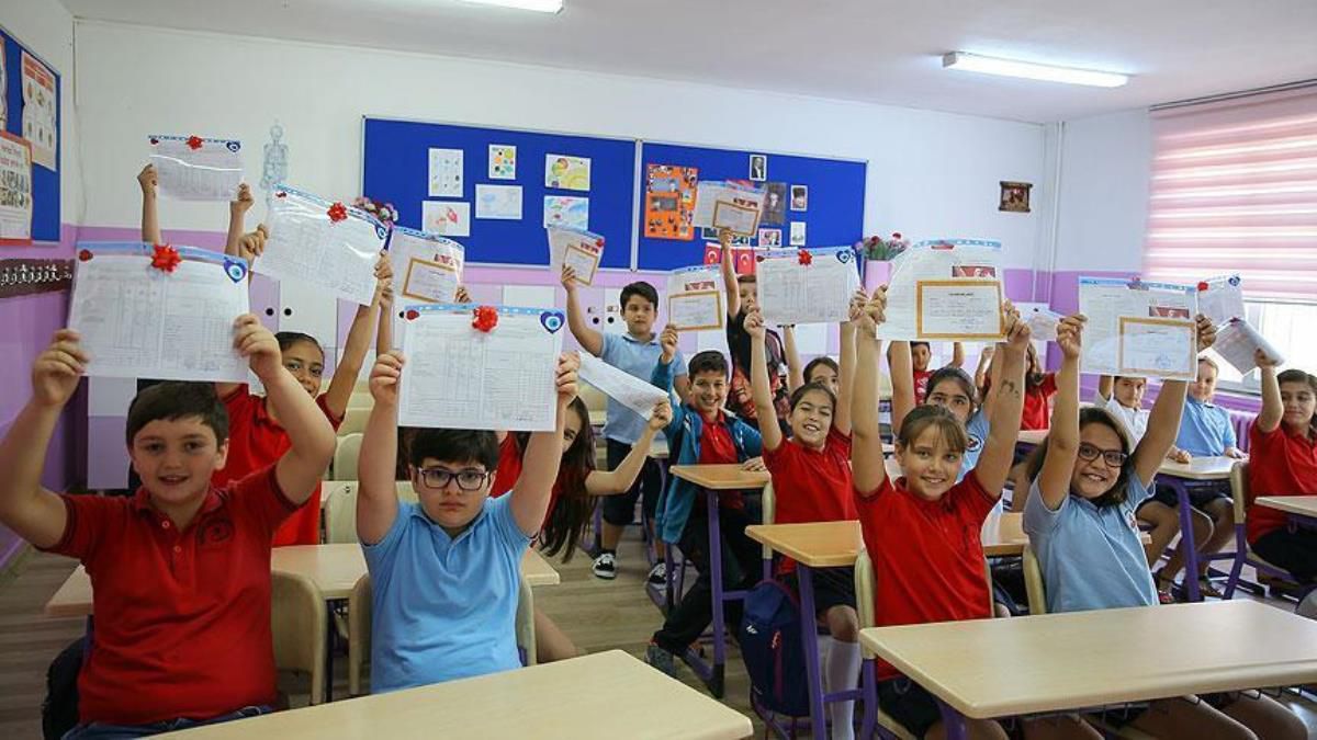 Bugün okullar yarım gün mü? 2023 Karne günü okul yarım gün mü, tam gün mü? Karne günü ders işleniyor mu?